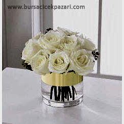 Cam vazoda 11 beyaz gül